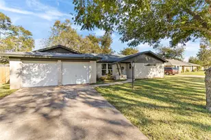 106 Southern Oaks Dr, Lake Jackson, TX 77566 - Photo 2