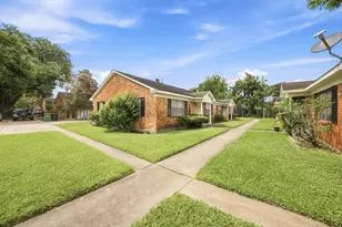 5806 Clarewood Dr, Houston, TX 77081 - Photo 4