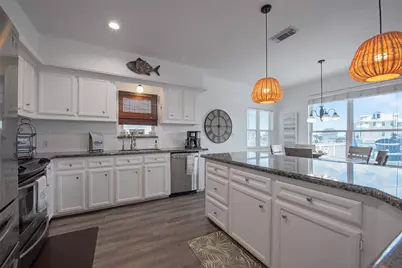 318 Sunset Circle, Tiki Island, TX 77554 - Photo 10