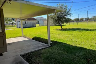 110 S Oleander St, Lake Jackson, TX 77566 - Photo 4