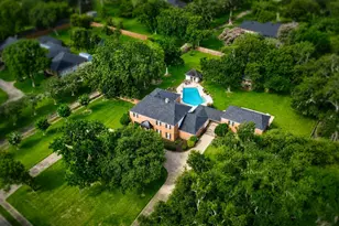 111 Cherrywood Dr, Lake Jackson, TX 77566 - Photo 2