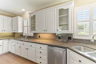 51 Oak Hollow Cir, Lake Jackson, TX 77566 - Photo 4