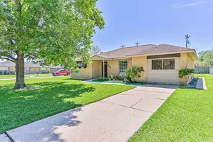 304 Avondale Ln, Friendswood, TX 77546 - Photo 1