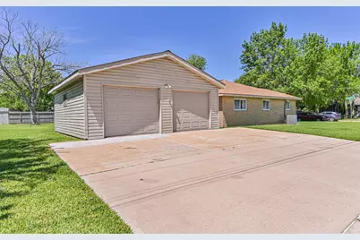 304 Avondale Lane, Friendswood, TX 77546 - Photo 2