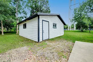 706 Beaumont St, Anahuac, TX 77523 - Photo 34