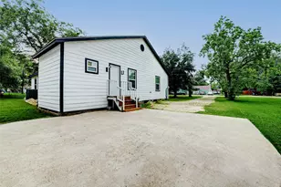 706 Beaumont St, Anahuac, TX 77523 - Photo 40