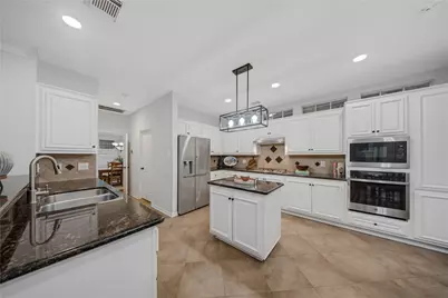 79 N Cochrans Green Circle, The Woodlands, TX 77381 - Photo 8