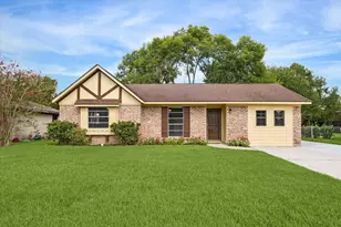 108 Annette Ln, Friendswood, TX 77546 - Photo 2