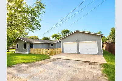 310 S Shanks Street, Clute, TX 77531 - Photo 2