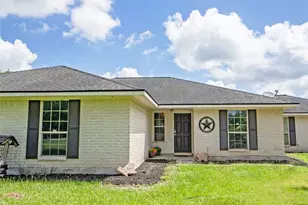 824 Betty St, El Campo, TX 77437 - Photo 2