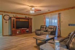 824 Betty St, El Campo, TX 77437 - Photo 6