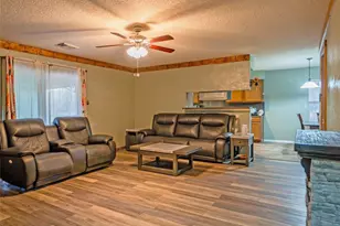 824 Betty St, El Campo, TX 77437 - Photo 8