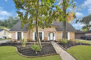 225 St Cloud Dr, Friendswood, TX 77546 - Photo 2