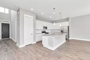 2703 Brown Lk St, Houston, TX 77008 - Photo 4