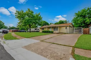 827 Bell Dr, Euless, TX 76039 - Photo 2