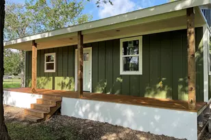 808 Josephine St, Yoakum, TX 77995 - Photo 4