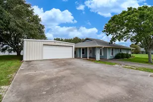 748 W Bayshore Dr, Palacios, TX 77465 - Photo 34