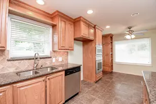 748 W Bayshore Dr, Palacios, TX 77465 - Photo 16