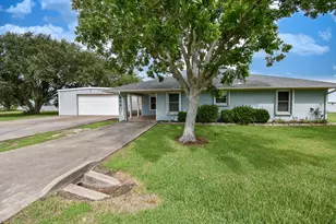 748 W Bayshore Dr, Palacios, TX 77465 - Photo 2