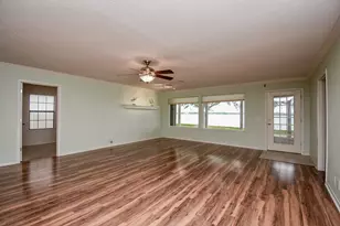 748 W Bayshore Dr, Palacios, TX 77465 - Photo 8