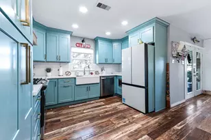 325 Ling St, Bayou Vista, TX 77563 - Photo 8