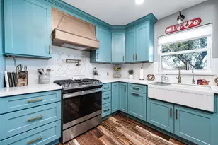 325 Ling St, Bayou Vista, TX 77563 - Photo 8