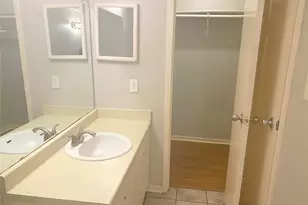 10855 Meadowglen Ln, Houston, TX 77042 - Photo 6