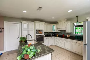 995 Strickland St, Vidor, TX 77662 - Photo 4