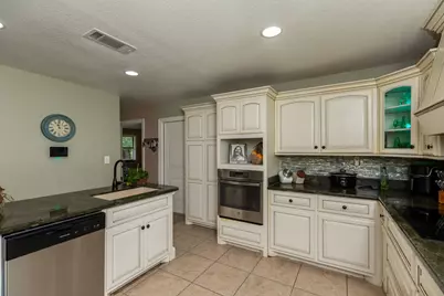 995 Strickland Street, Vidor, TX 77662 - Photo 8