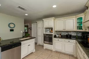 995 Strickland St, Vidor, TX 77662 - Photo 8