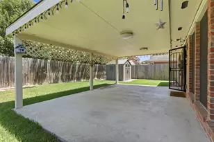 8227 Squires Pl Dr, Houston, TX 77083 - Photo 32