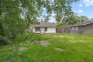 815 N 14th St, Nederland, TX 77627 - Photo 22
