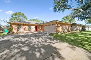 810 Sunnybrook Ln, Baytown, TX 77521 - Photo 4