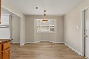 810 Sunnybrook Ln, Baytown, TX 77521 - Photo 8
