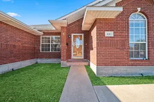 831 Whispering Oaks Dr, Giddings, TX 78942 - Photo 2