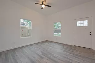 9005 Hilda St, Houston, TX 77033 - Photo 4