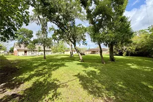 114 Edgewater St, Clute, TX 77531 - Photo 32