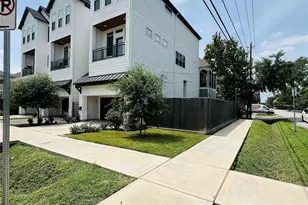 1103 W 15th 1/2 St, Houston, TX 77008 - Photo 2