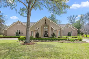 211 Golfview Dr, Richmond, TX 77469 - Photo 1