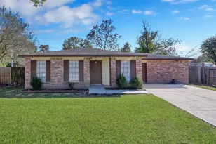 1018 Surrey Ct, Tomball, TX 77375 - Photo 2