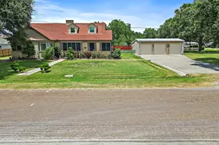 405 Park St, Anahuac, TX 77514 - Photo 2