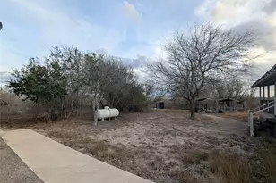 621 County Rd 356, Kenedy, TX 78119 - Photo 12