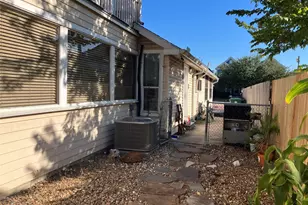 543 W 27th St, Houston, TX 77008 - Photo 2
