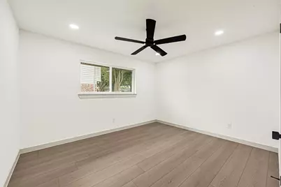 11306 Valley Spring Drive, Houston, TX 77043 - Photo 32