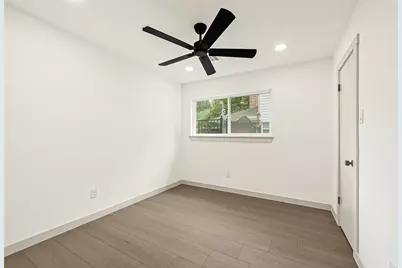 11306 Valley Spring Drive, Houston, TX 77043 - Photo 34