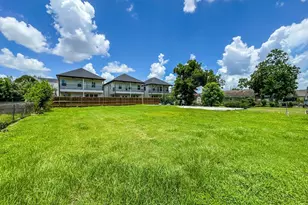 821 E 32nd St, Houston, TX 77022 - Photo 1