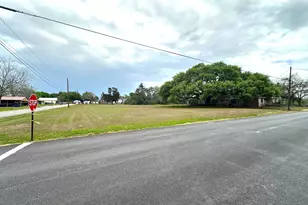 127 N Mechanic St, Bellville, TX 77418 - Photo 4