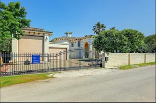 135 1st St, Dickinson, TX 77539 - Photo 2