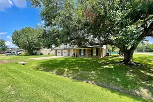 63 Ivy Ct, Jones Creek, TX 77541 - Photo 2