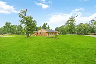 435 Rolling Wood Rd, Baytown, TX 77520 - Photo 2